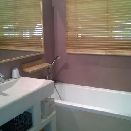 Belle Et Grande Maison Avec Piscine A Cote De La