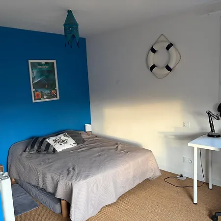 Belle Et Grande Maison Avec Piscine A Cote De La *