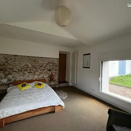 Belle Et Grande Maison Avec Piscine A Cote De La *