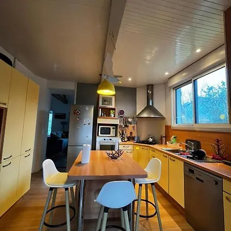 Belle Et Grande Maison Avec Piscine A Cote De La *