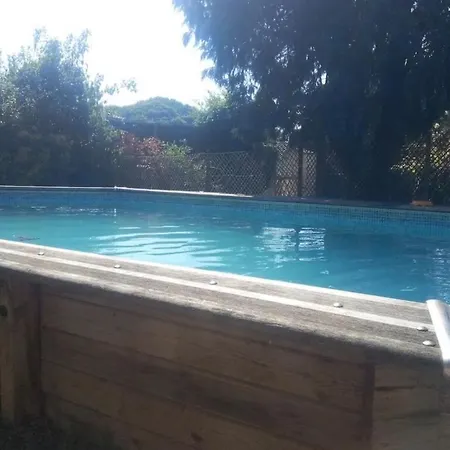 Belle Et Grande Maison Avec Piscine A Cote De La *
