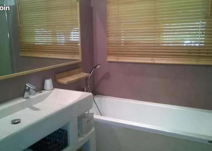 Belle Et Grande Maison Avec Piscine A Cote De La