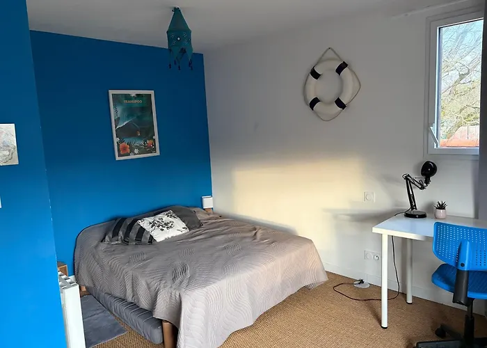 Belle Et Grande Maison Avec Piscine A Cote De La *