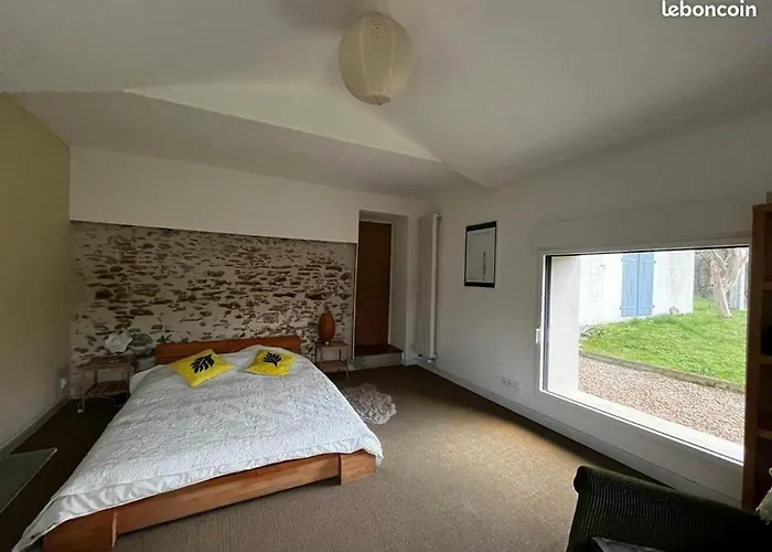 Belle Et Grande Maison Avec Piscine A Cote De La *